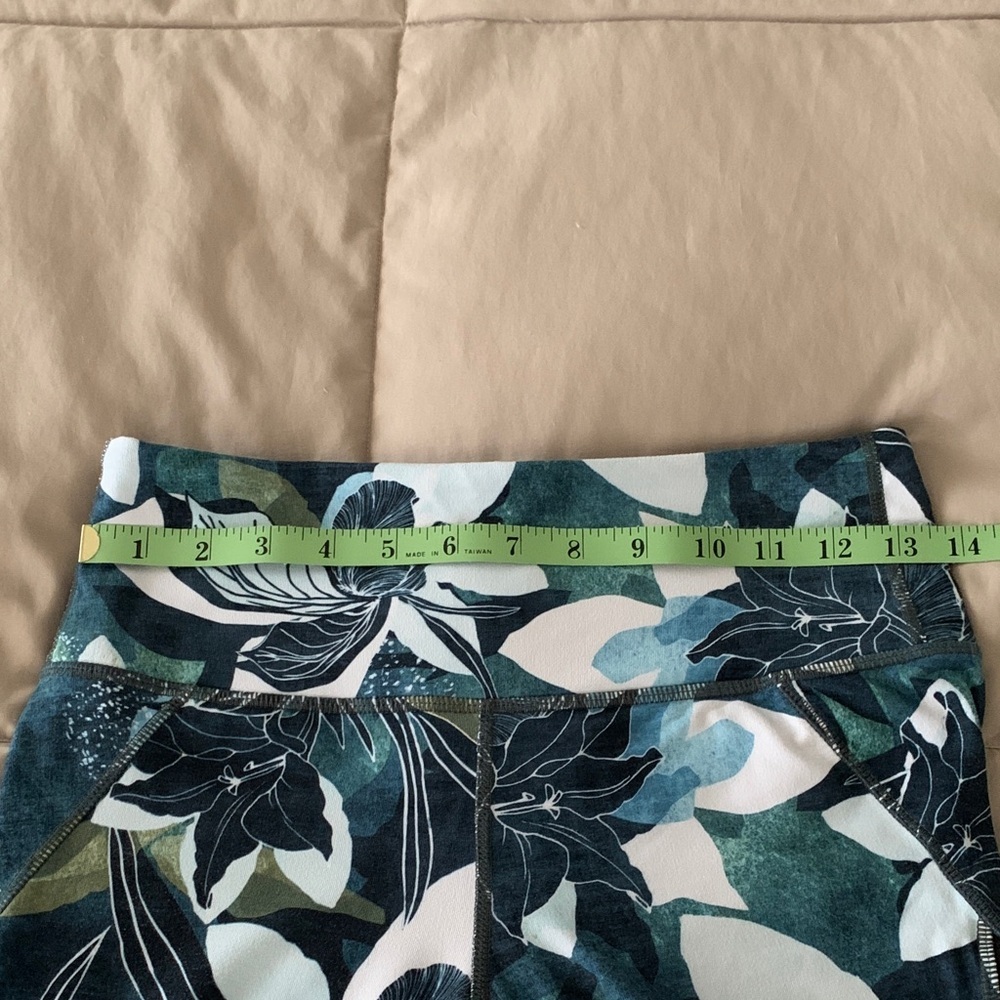 Athleta Green And Black Leaf Pattern Leggings - image 3